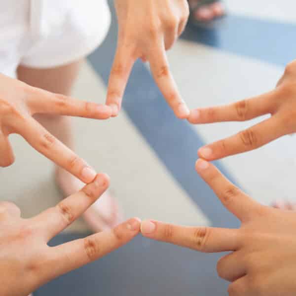 2 doigts de 5 mains se touchant pour dessiner la forme d'une étoile.